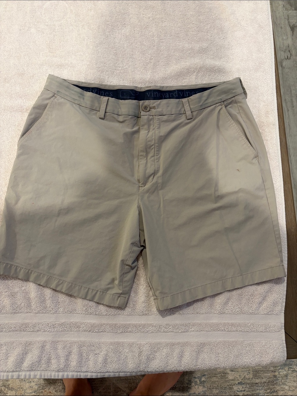 Vineyard Vines Men's Flat Front Chino Shorts — Light Khaki size 38
